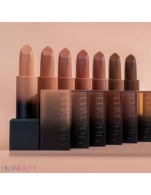 HUDA Beauty Power Bullet Cream Glow Rajah night-ready shade for subtle drama.