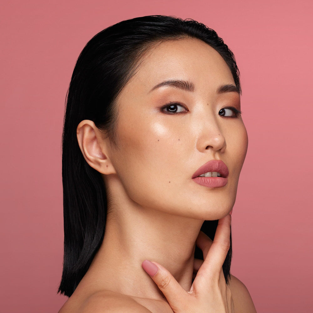 HUDABEAUTY Liquid Matte Perfectionist wand enabling precise application for clean lip lines