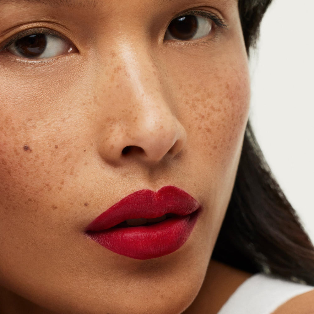 ILIA Lip Sketch Hydrating Crayon Soft-matte finish complements a natural or bold look.