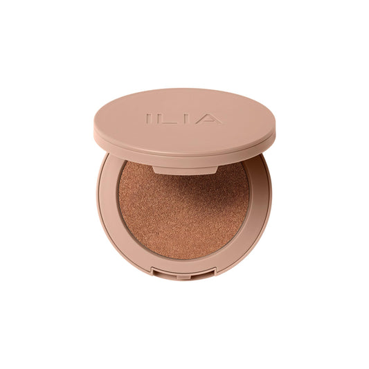 ILIA Sunshift Ray close-up shows warm golden bronze for a natural, long-lasting glow.