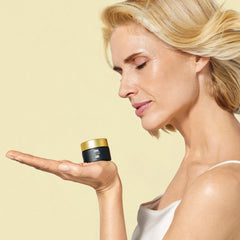 ISDIN Vital Eyes cooling applicator close-up delivers a refreshing decongesting sensation