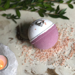 Jackpot Candles vegan, paraben-free bath bomb for a clean, responsible pampering.