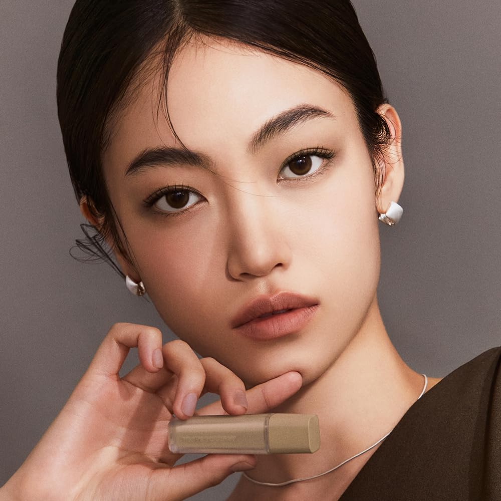 JAVIN DE SEOUL Wink Eye Primer on finger for quick, even blend.