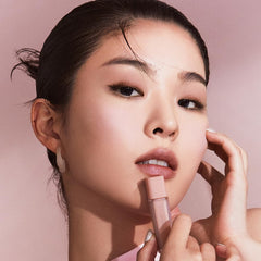 JAVIN DE SEOUL Wink Eye Primer being applied for seamless blending.