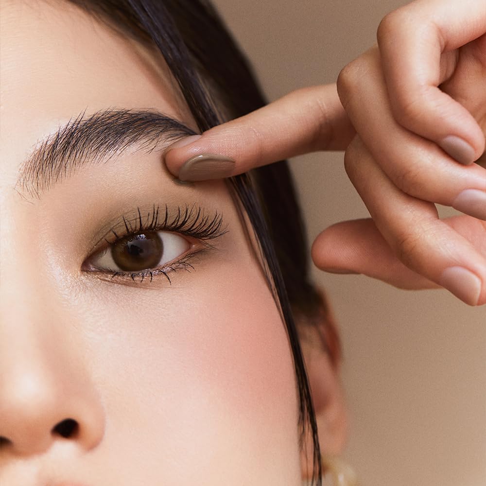 JAVIN DE SEOUL Wink Eye Primer on eyelids supports oil-control for crisp color all day.