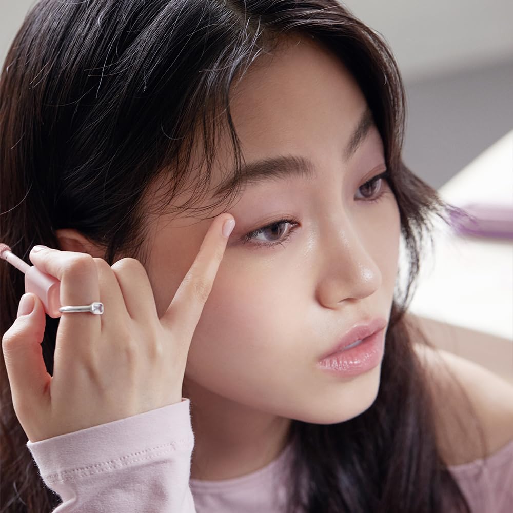 JAVIN DE SEOUL Wink Eye Primer matte finish controls shine on eyelids.