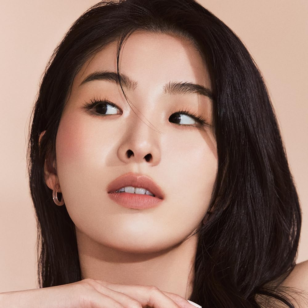 JAVIN DE SEOUL Wink Eye Primer on eyelid creates crease-free canvas.