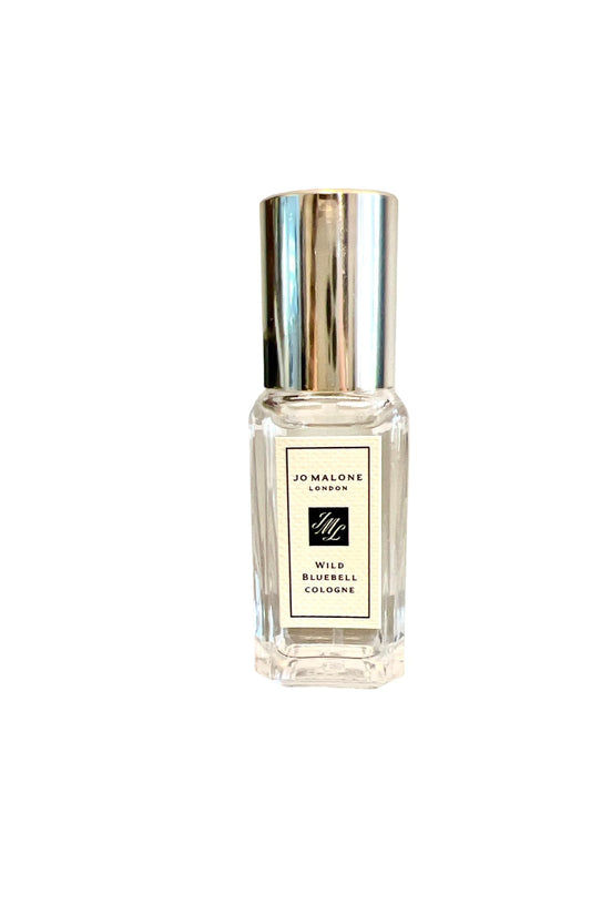 Jo Malone Silver Birch Lavander bottle pour showcases crisp, travel-friendly fragrance.