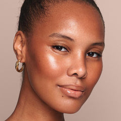 Jouer Bloom application on cheeks demonstrates natural contour and luminous highlight