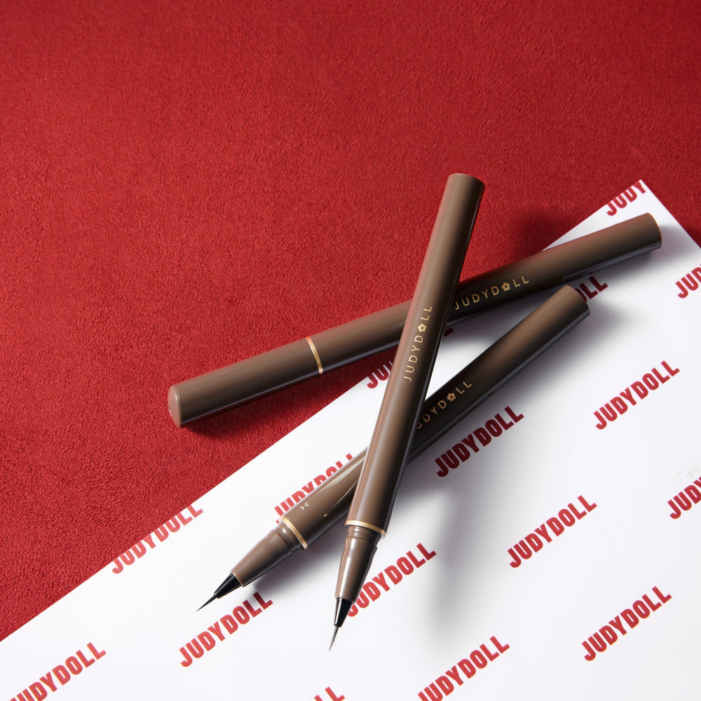 JUDYDOLL quick-drying formula reduces morning smudges.