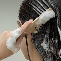 Karl&Häns Botanic Gourmand shampoo close-up shows creamy texture ideal for repair.