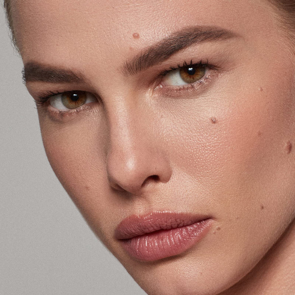 Kosas Brow Pop castor-oil ingredient close-up signals nourishing brow care.