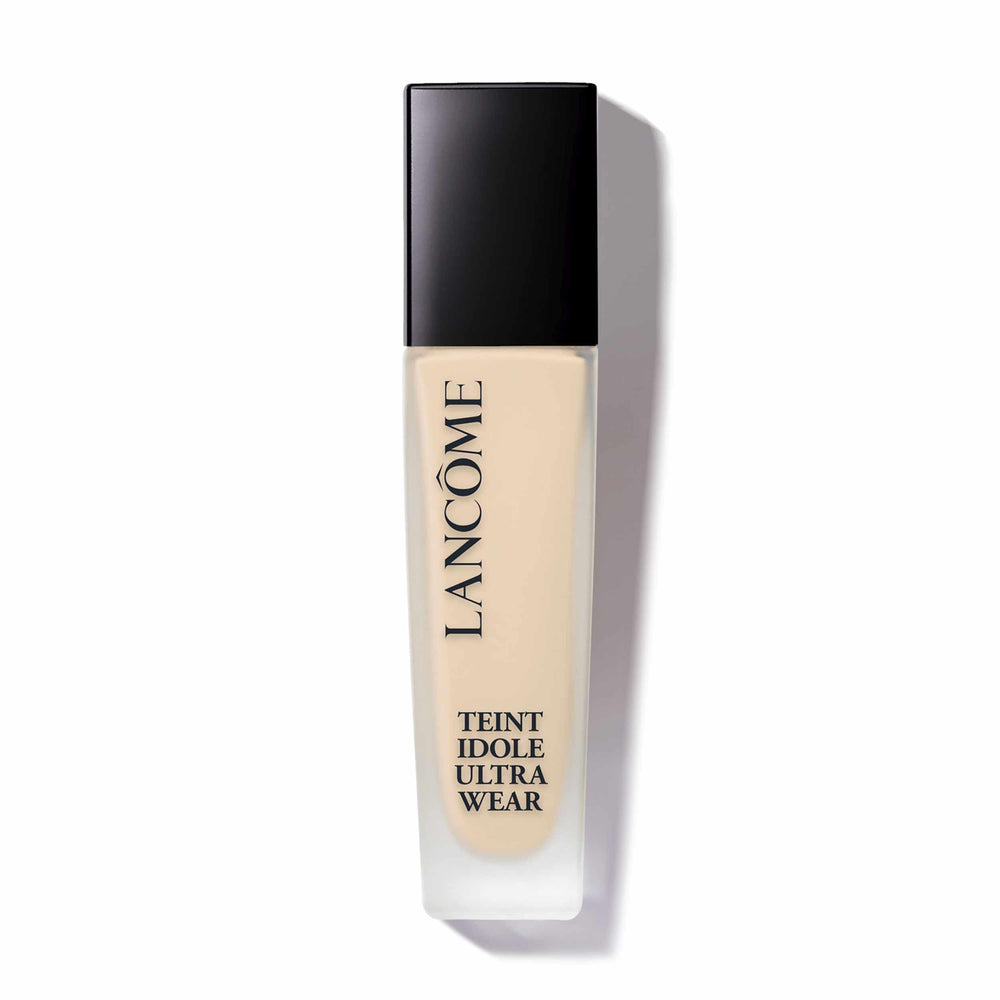 Lancôme Teint Idole bottle pump closeup for precise application and natural matte finish