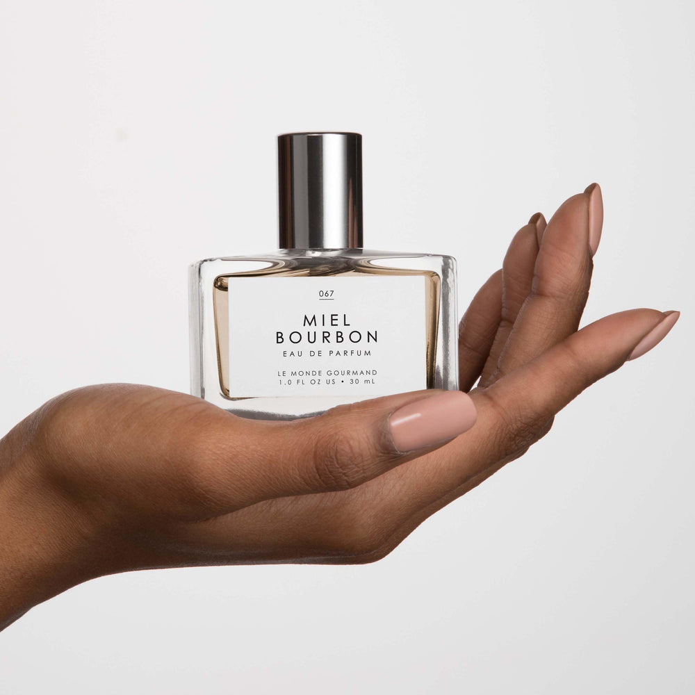 Le Monde Gourmand Miel Bourbon EDP cap and nozzle for easy application.