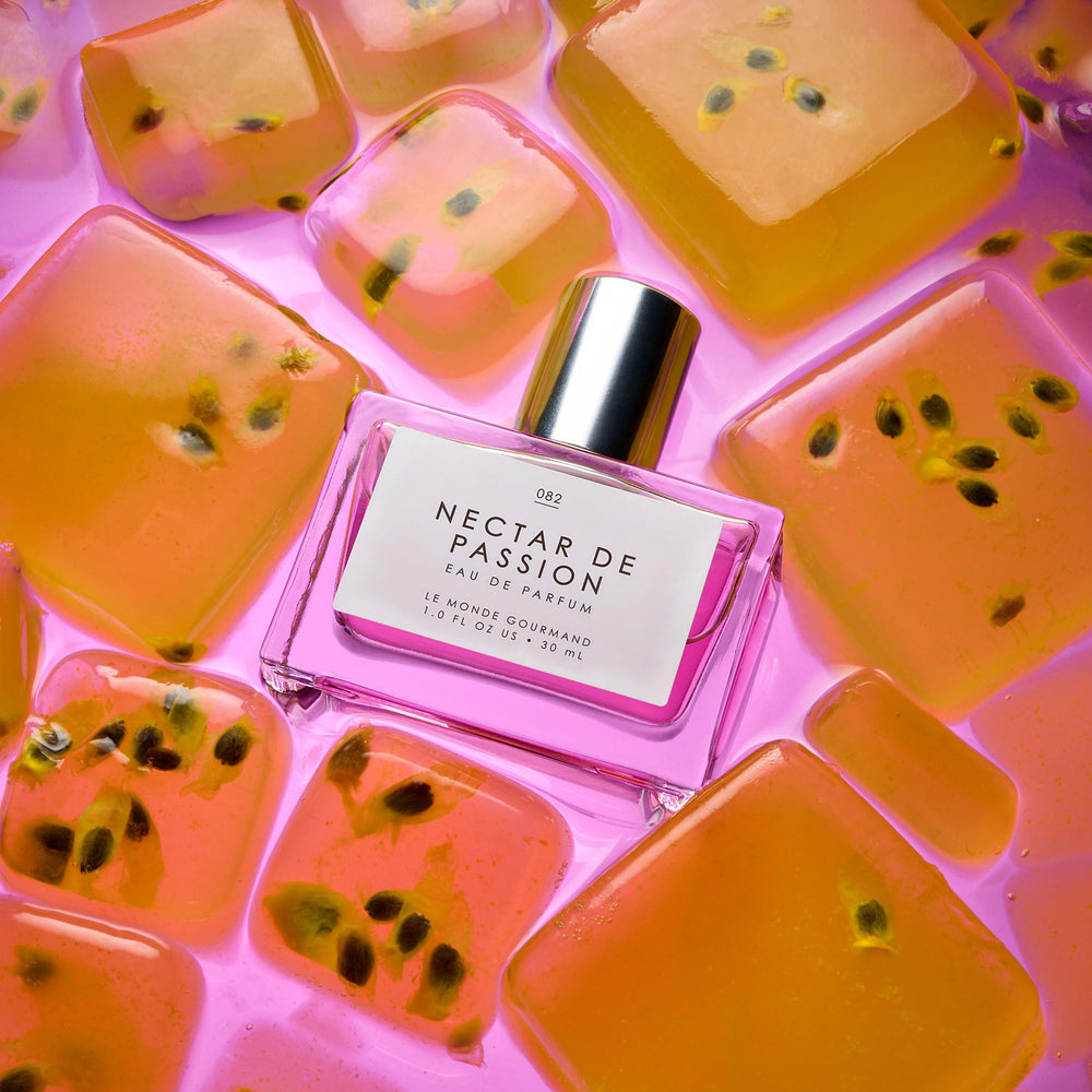 Le Monde Gourmand Nectar of Passion cap close-up reveals the refined cap design.
