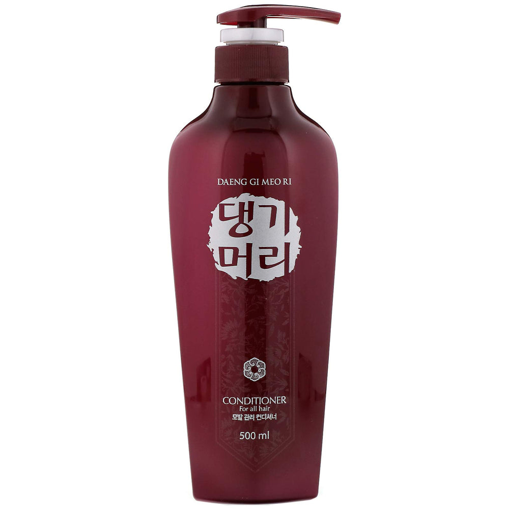 Daeng Gi Meo Ri conditioner bottle delivers nourishing conditioning for all hair types