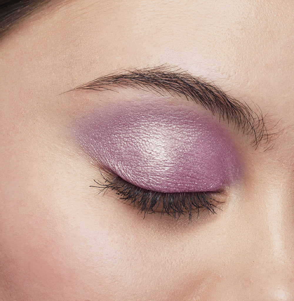 Brilliant Eyes precision-applicator allows precise lid definition.