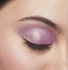 Brilliant Eyes precision-applicator allows precise lid definition.