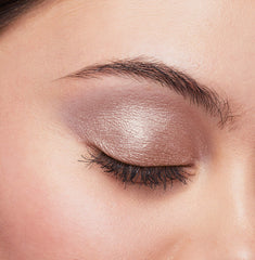 Ultra-shimmer pigments deliver luminous glow across lids.