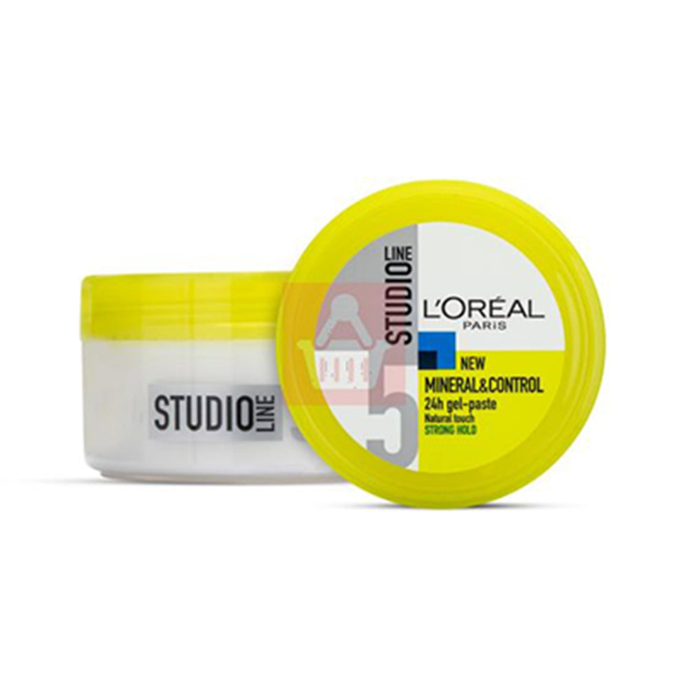 L'Oréal Studio Line gel-paste in hands demonstrates pliable hold.