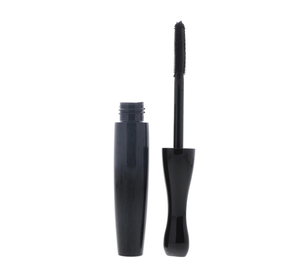 Close-up of the wand for buildable length and separation with MAC mascara.