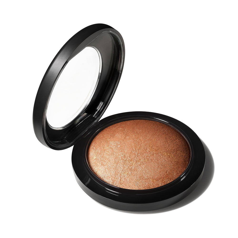 MAC Mineralize Skinfinish Global Glow compact close-up shows silky texture
