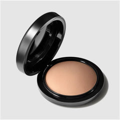 MAC Mineralize Skinfinish Natural – soft radiant finish with mineral-enriched formula.