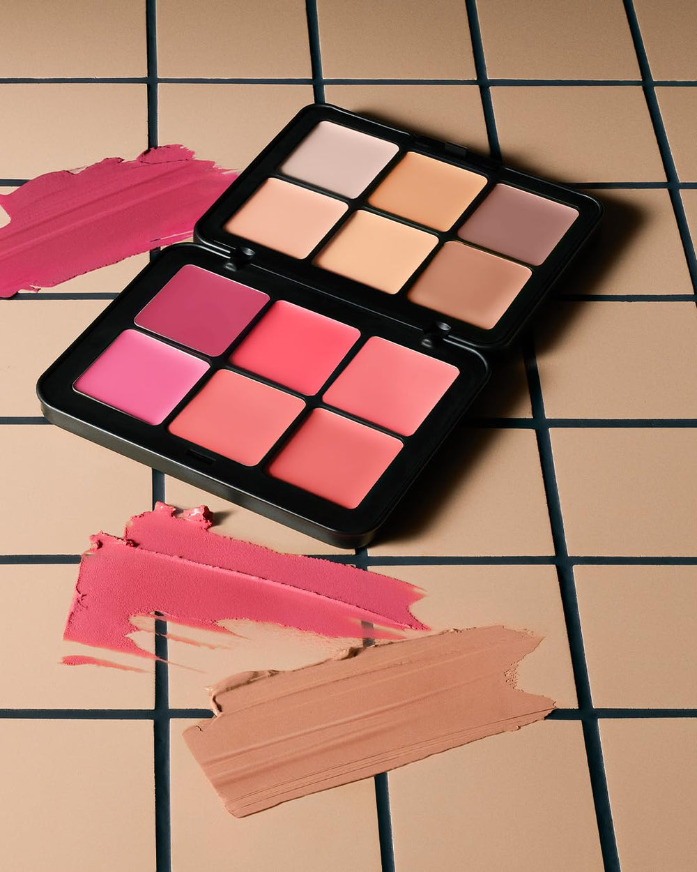Make Up For Ever brush with palette; precise application for contour and blush