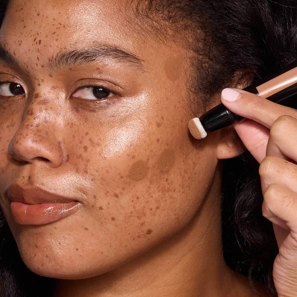 Built-in cushion applicator close-up enables precise, mess-free contour application.