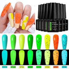 MEET ACROSS glow polish charges with UV or sun for vivid night glow