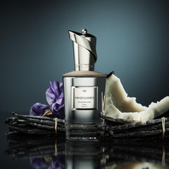 Mind Games Queening amber notes close-up, showcasing rich saffron and musk tones.