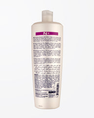 Mirna Professional Nourishing Garlic Shampoo pour demonstrates detangling and shine on treated hair.