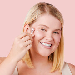 MONAT Eye Smooth double-sided applicator demonstrates convenient de-puffing benefits during routine.