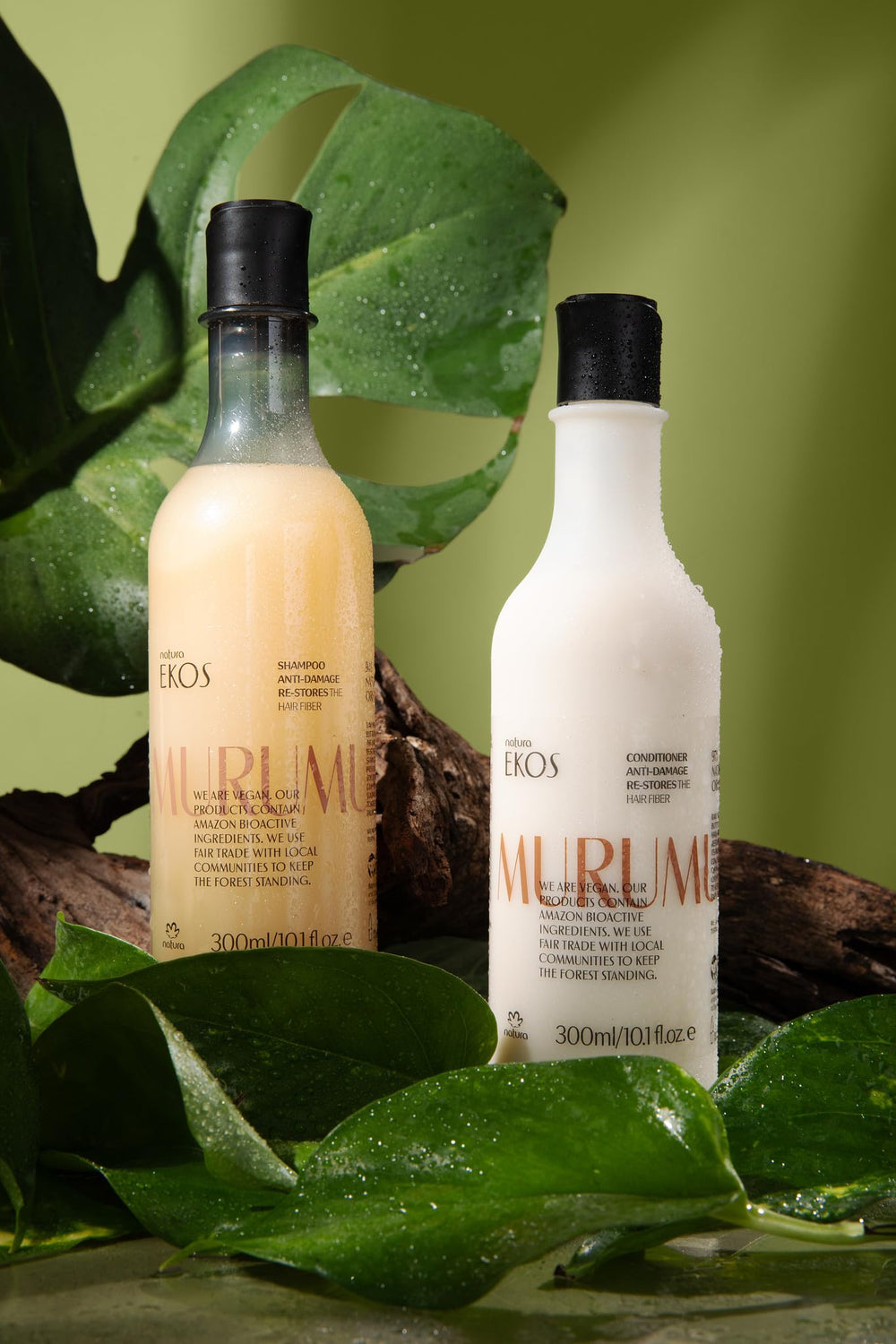 Natura Ekos Murumuru Restoring Shampoo refill action for easy, mess-free use.