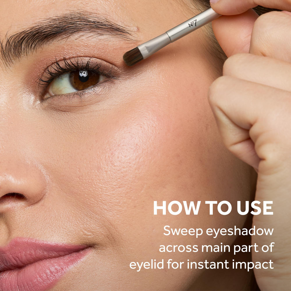 Dual-ended brush included with No7 Pro Artist Eyeshadow Palette for blending.