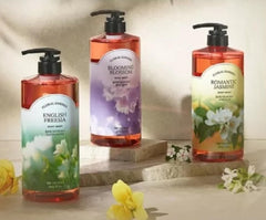 Jasmine fragrance provides a subtle, long-lasting aroma during daily cleansing.