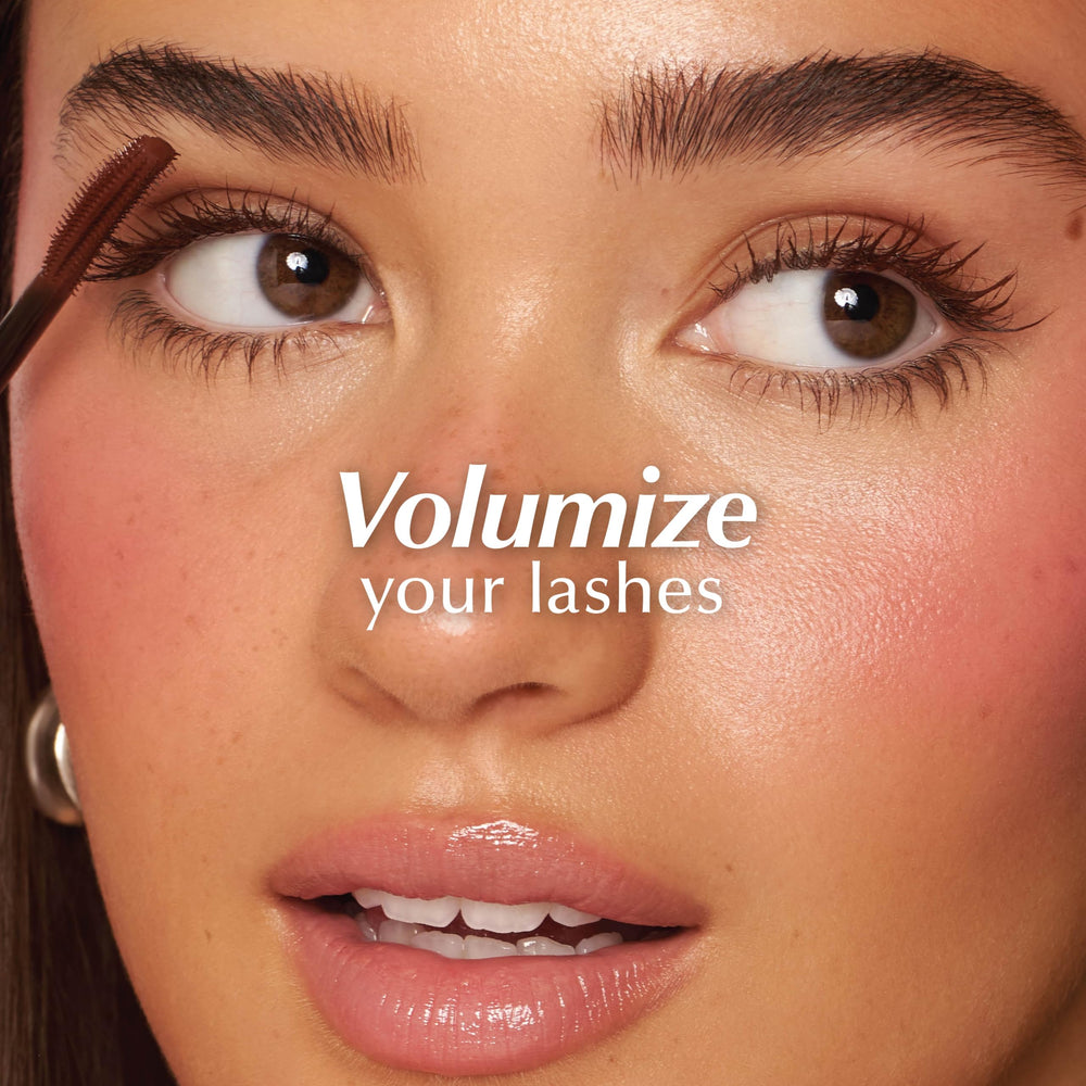 Close-up of the curved precision brush for precise coating and lash separation.