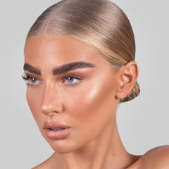 REFY Brow Pencil Medium creates a natural finish for everyday looks.