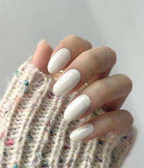 Ruyeefam nail strips showcasing glossy 3D effect without UV lamp