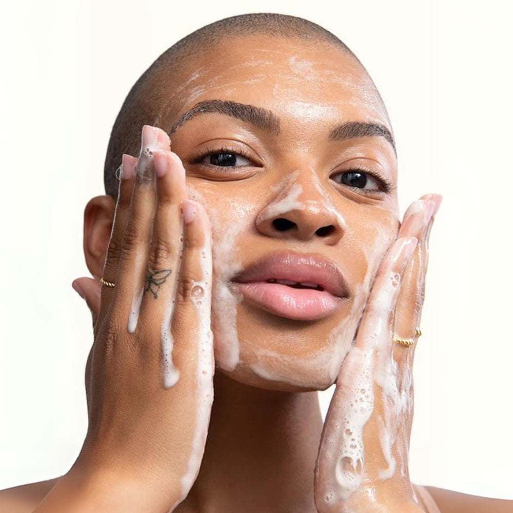 Shani Darden Cleansing Serum Face Wash hyaluronic acid illustration emphasizing moisture retention.