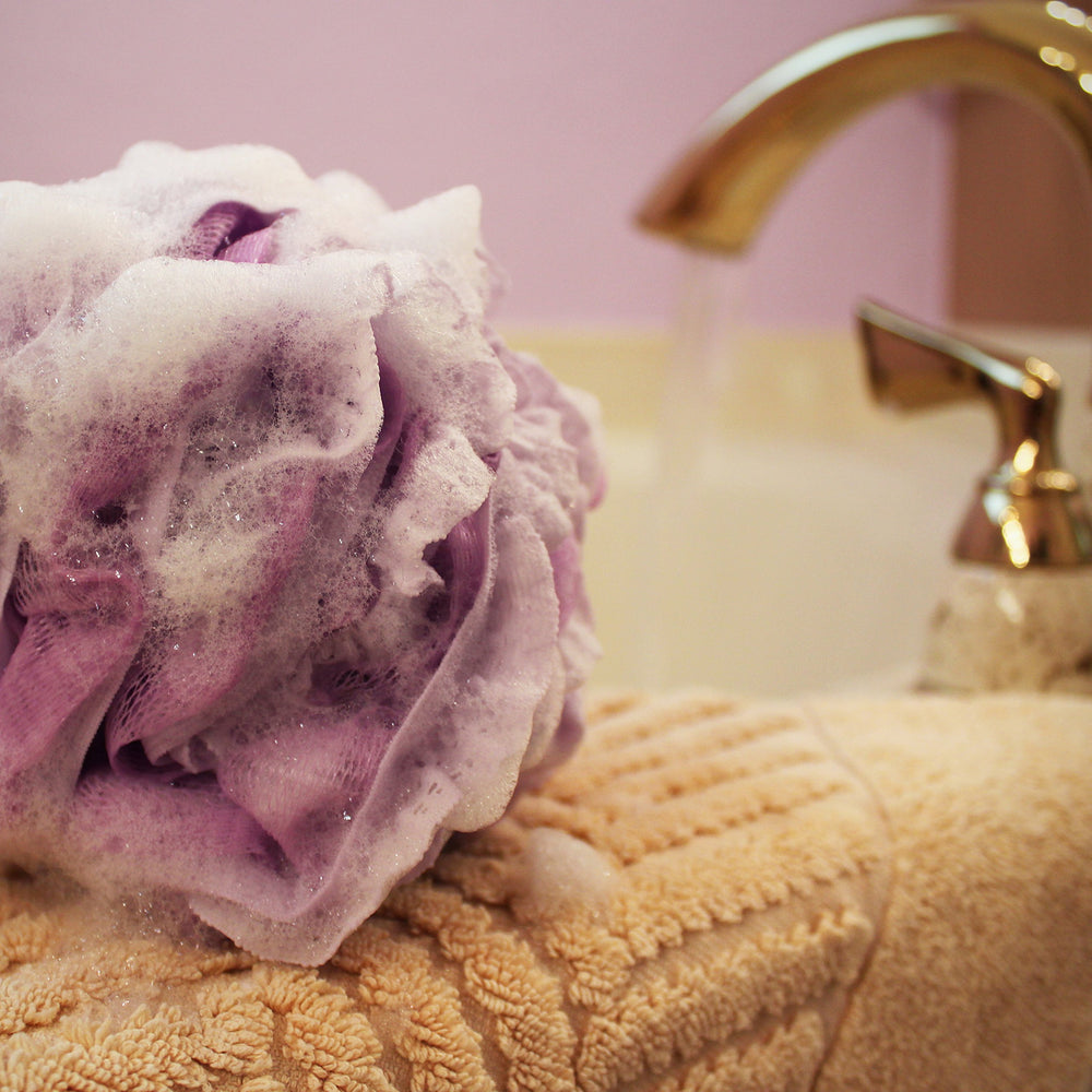 Shower Bouquet baby-blue loofah adds a refreshing bath mood.