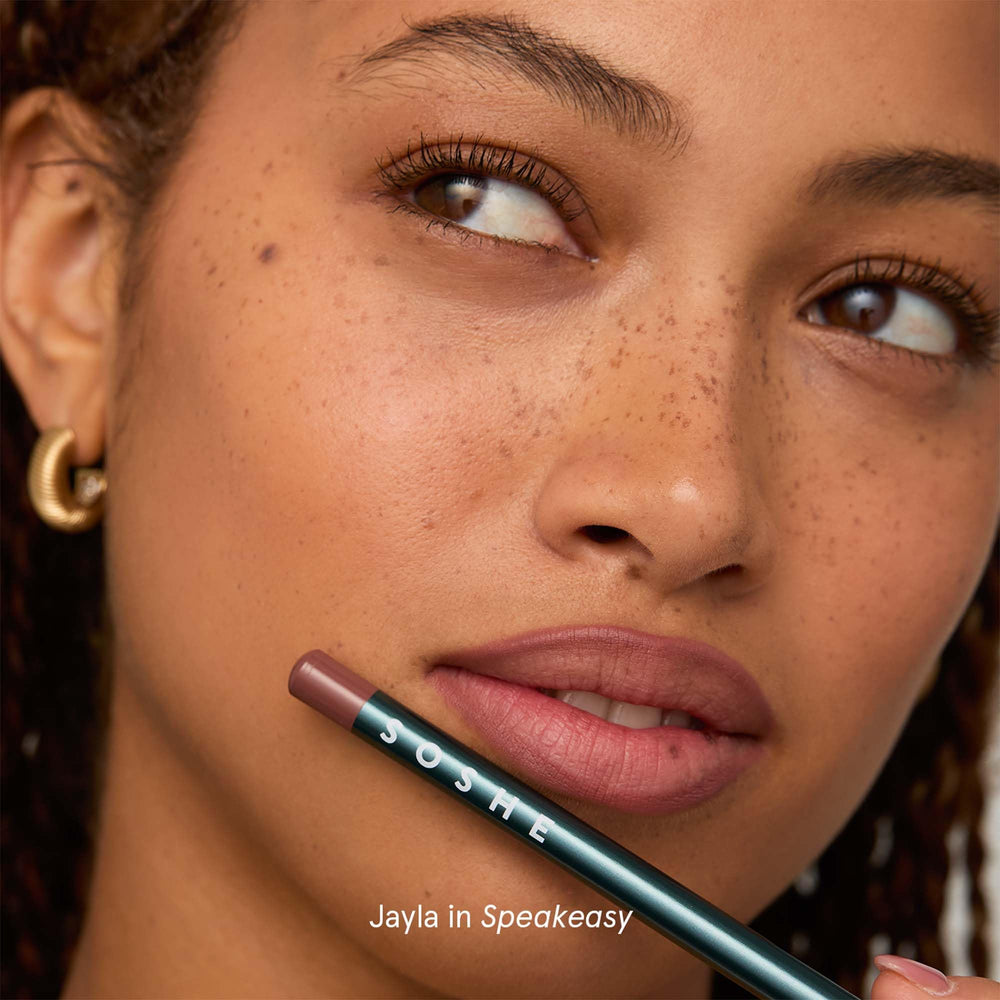 SOSHE lip liner edge definition on the lip line for a clean contour