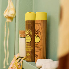 Close-up of conditioner ingredients emphasizing deep hydration.