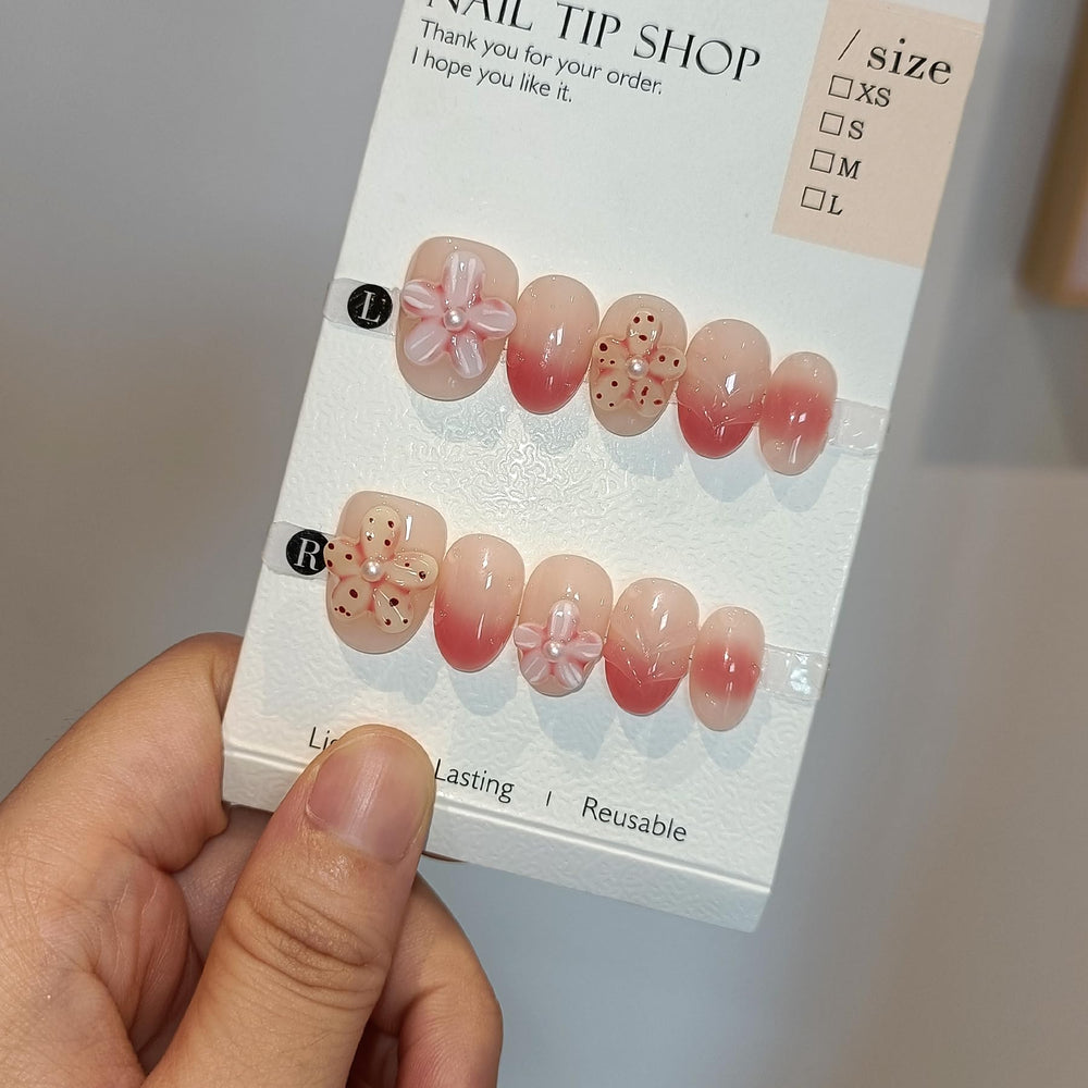 TENPAL glossy salon-finish nails that require no UV lamp.