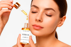 Label highlights vitamin A and E with pure jojoba oil for care.