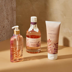 Hydrating formula with sodium hyaluronate and argan oil in scrub.