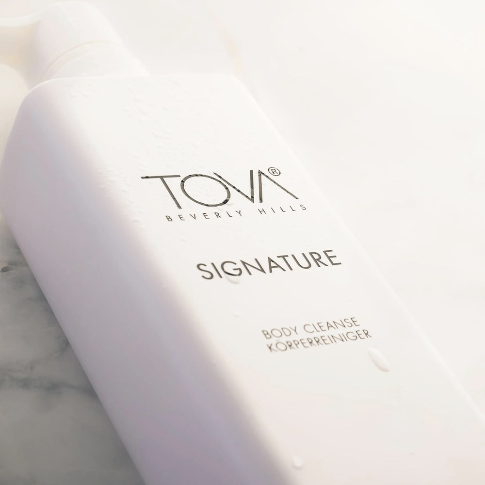 Ingredients focus cornflower and sea fennel, highlighting botanical extracts for skin comfort.
