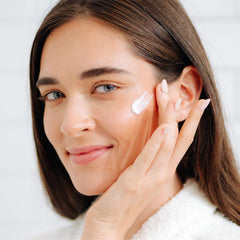 Tree of Life Vitamin C Eye Gel jar to minimize dark circles and puffiness.