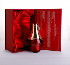 Tricomax Vivandi Miracle Fruit Oil bottle close-up highlighting lightweight hydration.