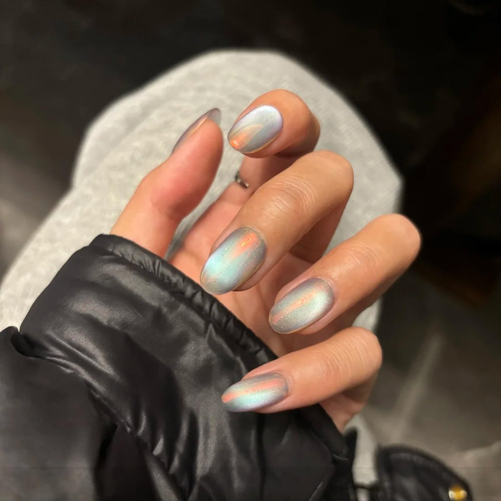 UNIYVOH Double-Color Light nails create playful, versatile styles.